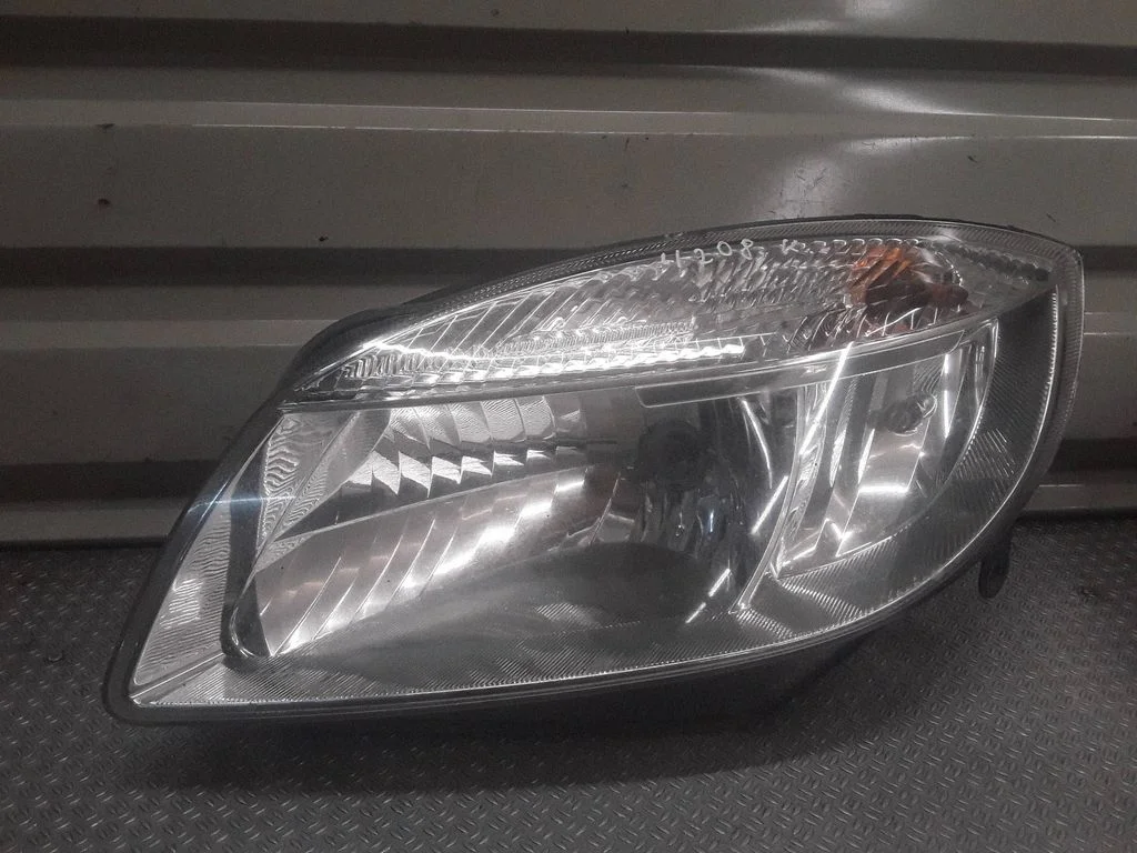 Headlight/headlamp – Skoda Roomster (5J) (2006-2015)