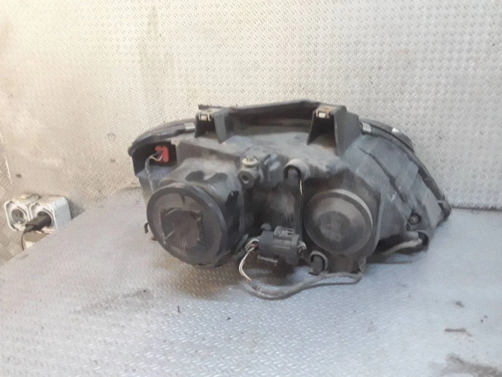 Headlight/headlamp – left