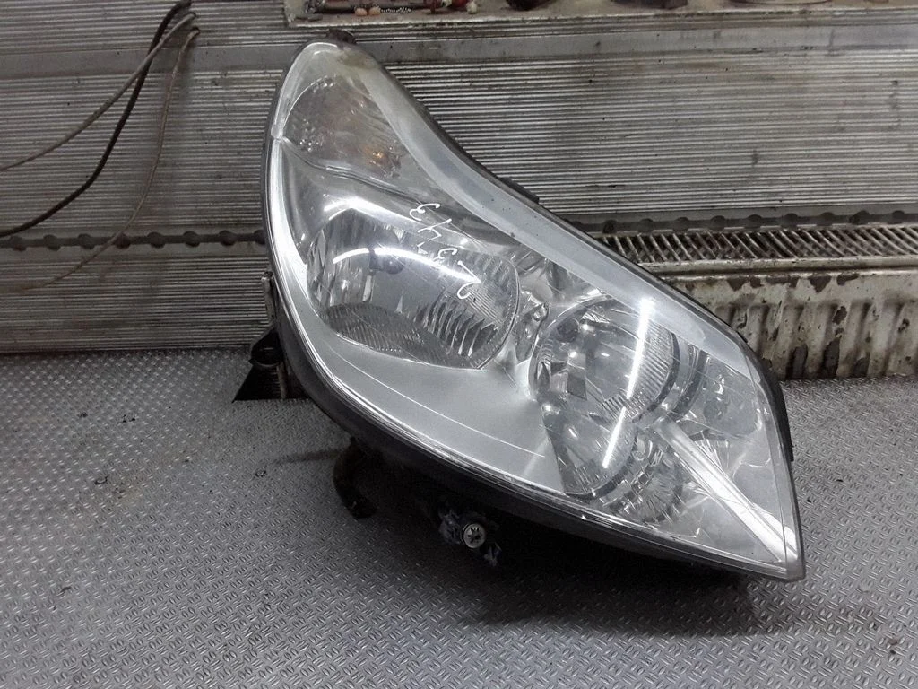 Headlight/headlamp – right
