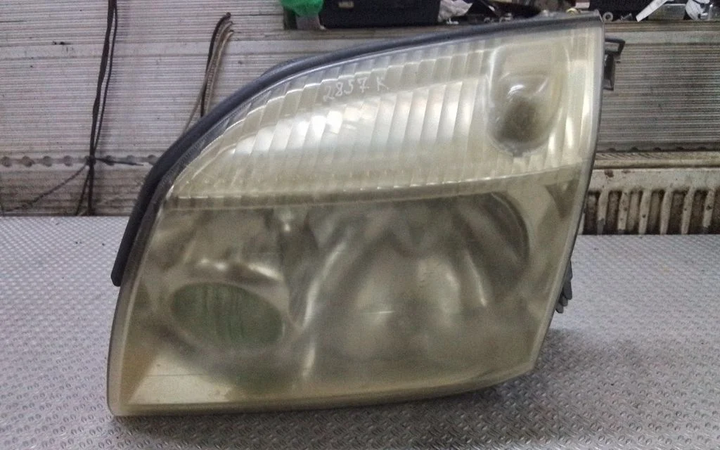 Headlight/headlamp – Nissan X-Trail T30 (2001-2007)