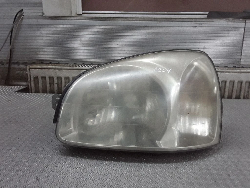Headlight/headlamp – left