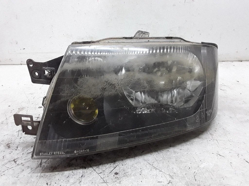 Headlight/headlamp – left
