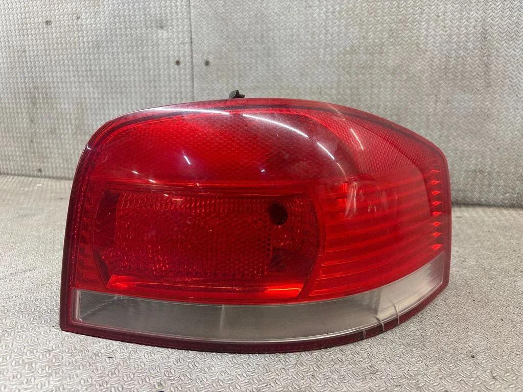 Lampa tylna w błotniku 8P0945096