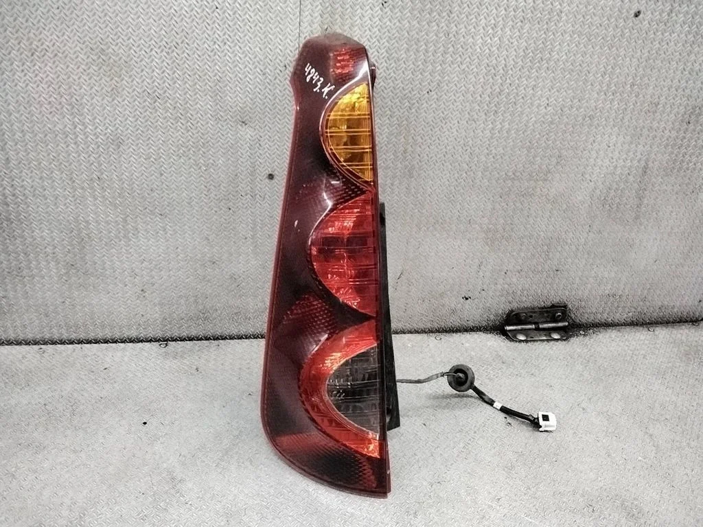 Lampa tylna w błotniku – lewy tył