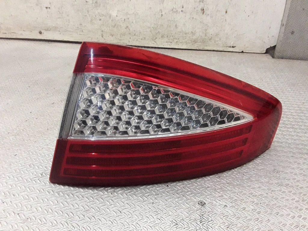 Lampa tylna w błotniku 7S7113404A