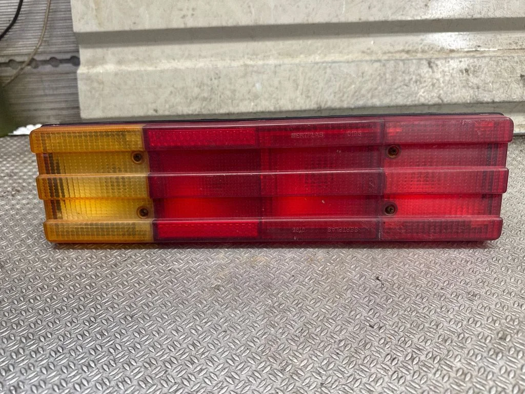 Lampa tylna w błotniku – lewy tył