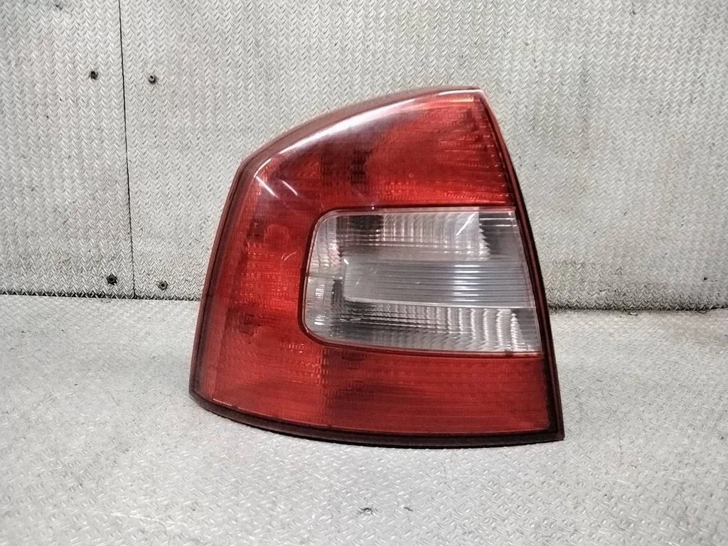 Lampa tylna w błotniku – Skoda Octavia Mk2 (1Z) (2004-2013)