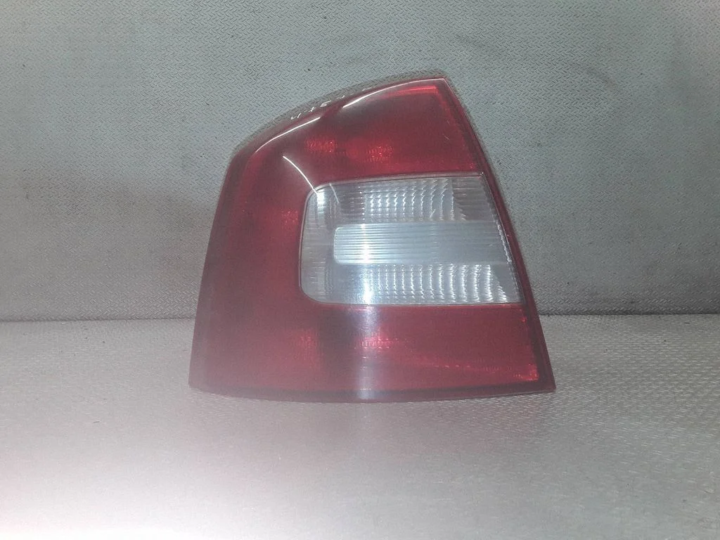 Lampa tylna w błotniku – Skoda Octavia Mk2 (1Z) (2004-2013)