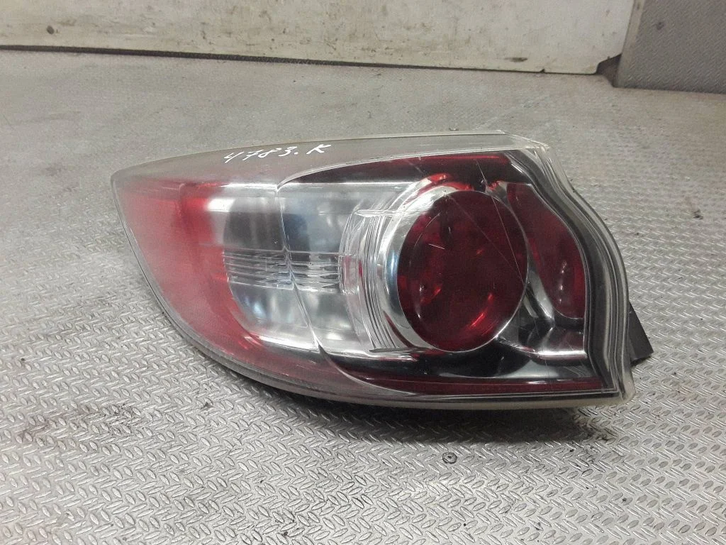 Aizmugurējais lukturis virsbūvē – Mazda 3 II (2009-2013)