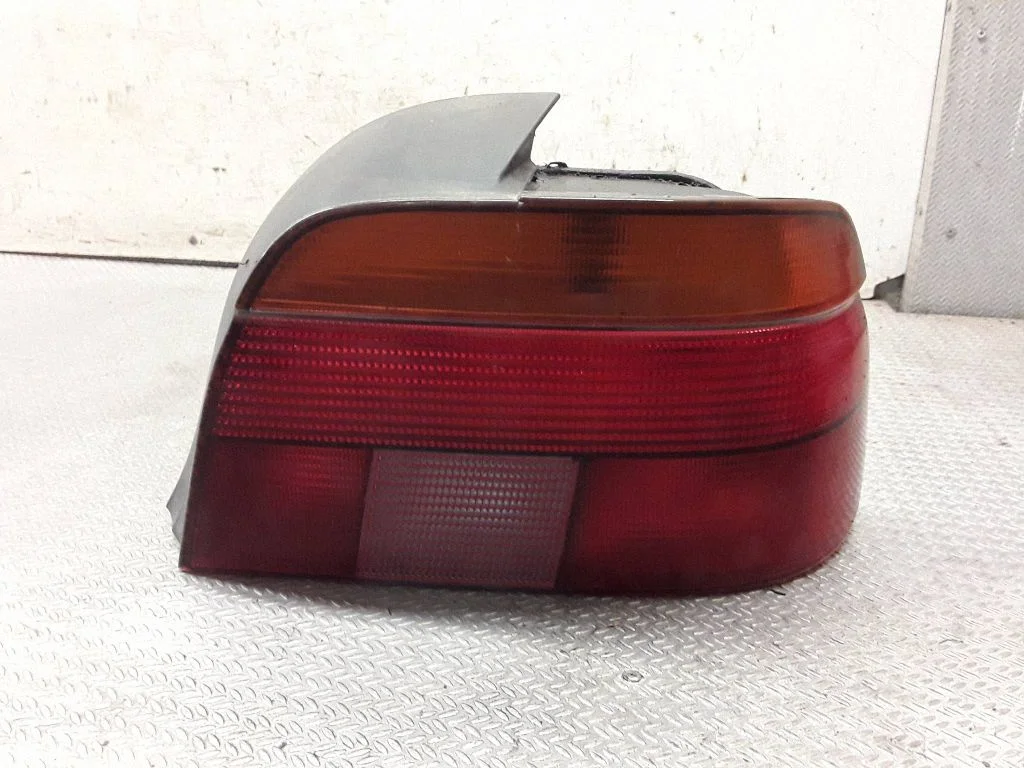 Lampa tylna w błotniku 8358032
