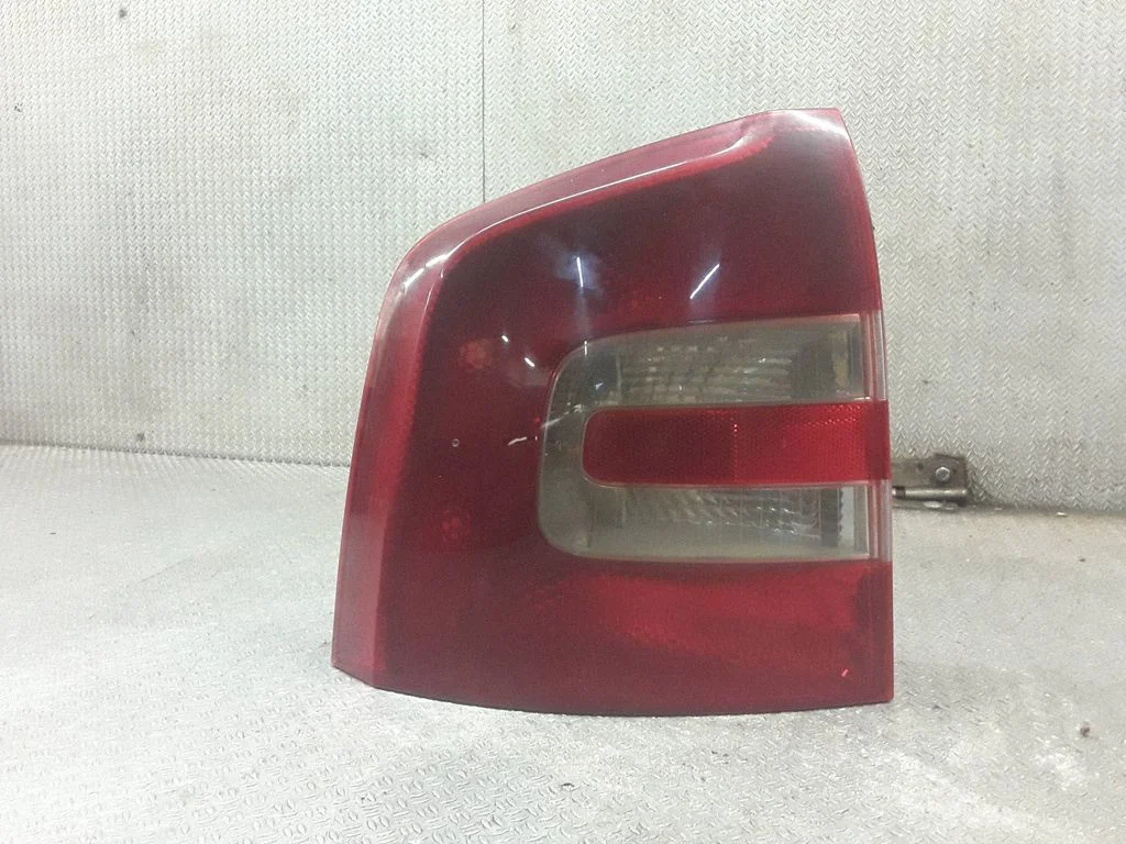 Lampa tylna w błotniku – Skoda Octavia Mk2 (1Z) (2004-2013)
