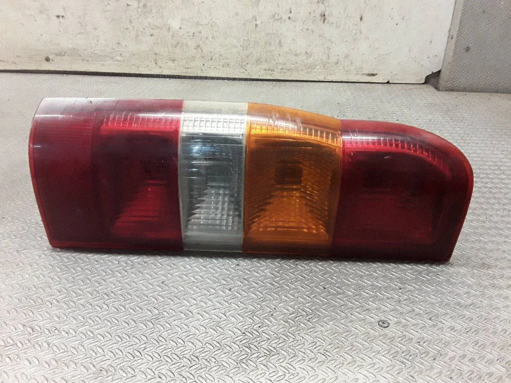 Lampa tylna w błotniku YC1X13435A