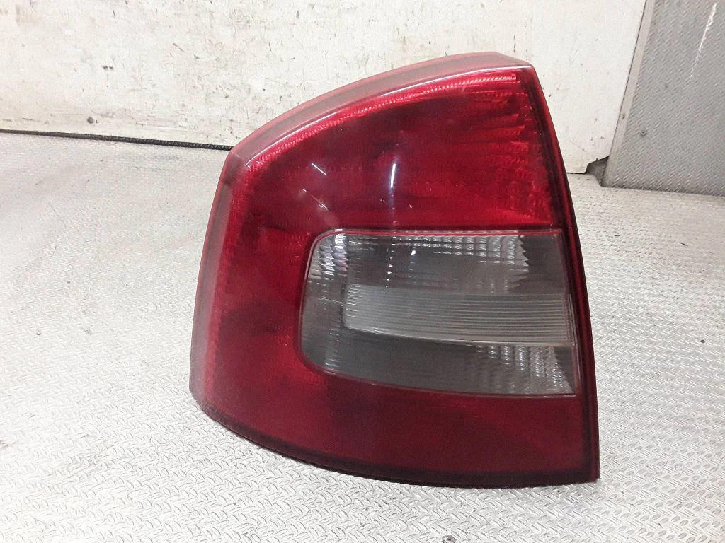Lampa tylna w błotniku – Skoda Octavia Mk2 (1Z) (2004-2013)