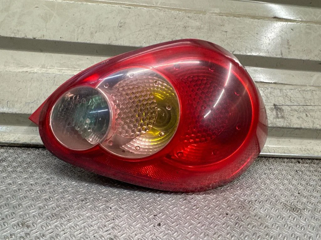 Aizmugurējais lukturis virsbūvē 2567 – Toyota Aygo AB10 (2005-2014)