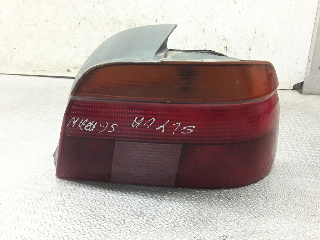 Lampa tylna w błotniku 8358032