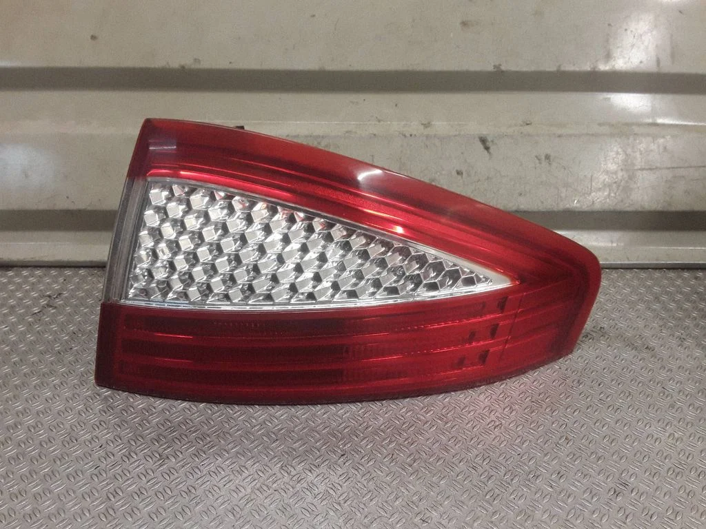 Lampa tylna w błotniku – Ford Mondeo MK IV (2007-2014)