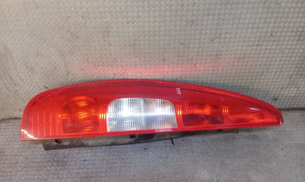 Lampa tylna w błotniku MR957373