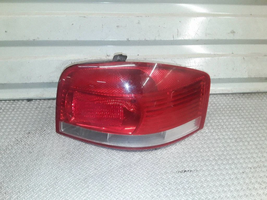 Lampa tylna w błotniku 8P0945096