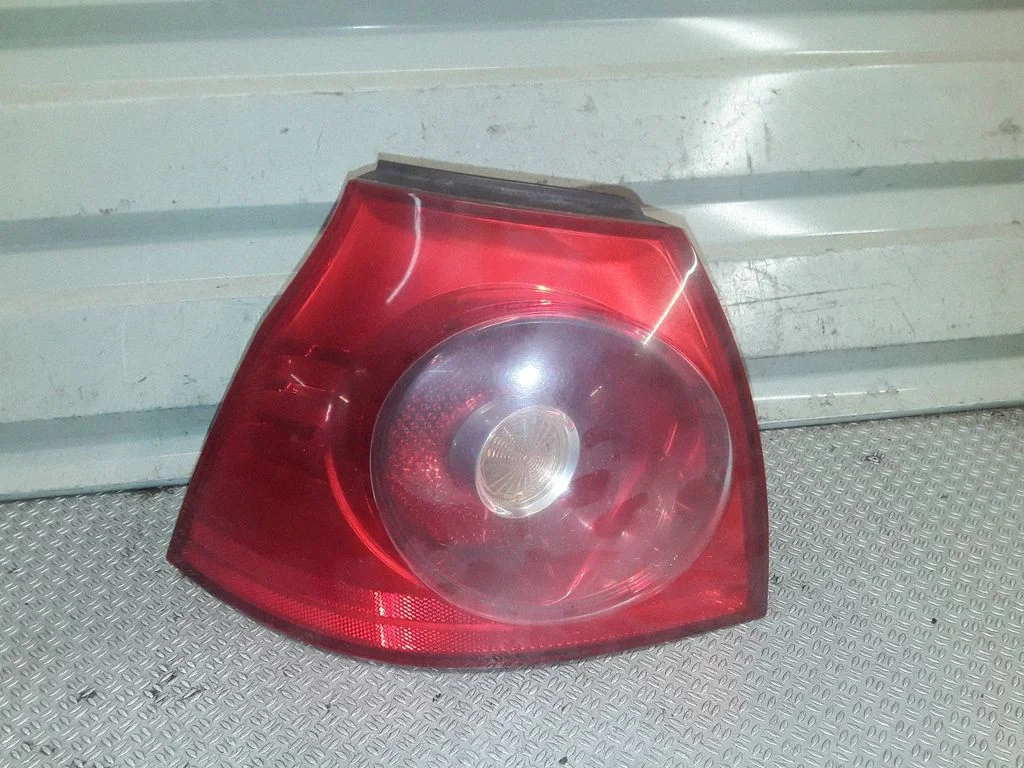 Lampa tylna w błotniku – Volkswagen Golf IV (1998-2005)