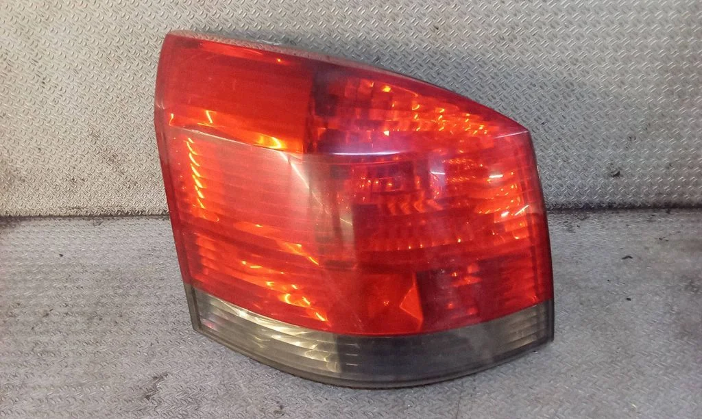 Aizmugurējais lukturis virsbūvē – Opel Signum (2003-2008)