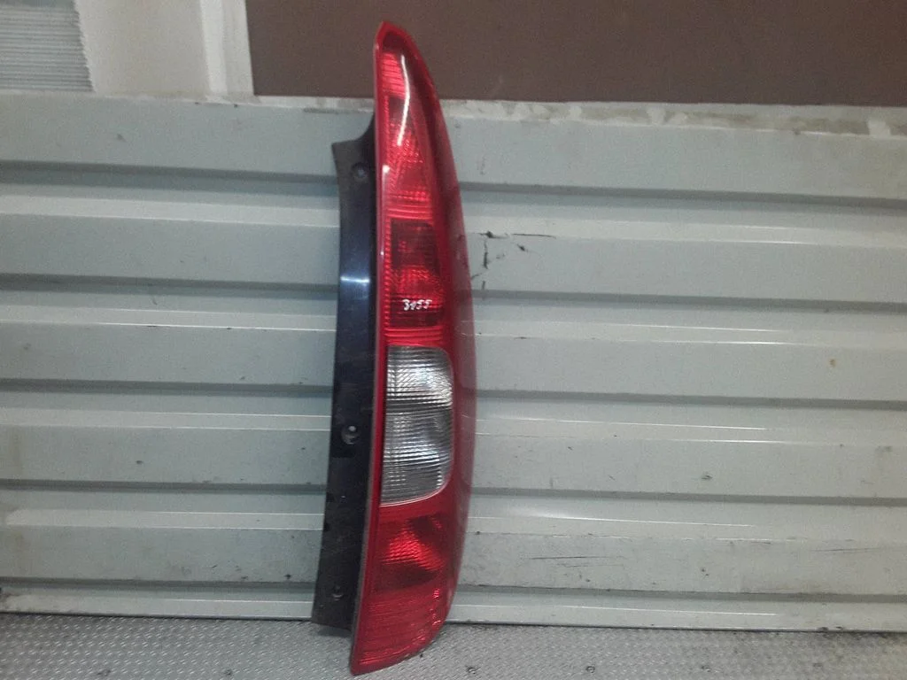 Lampa tylna w błotniku MR957374