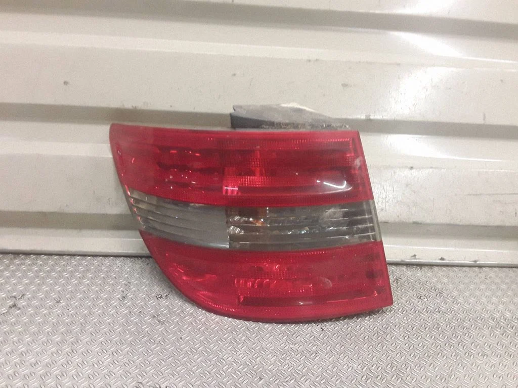 Lampa tylna w błotniku – lewa