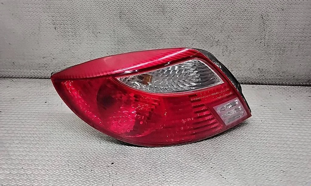 Aizmugurējais lukturis virsbūvē – KIA Rio (2001-2005), kreisā
