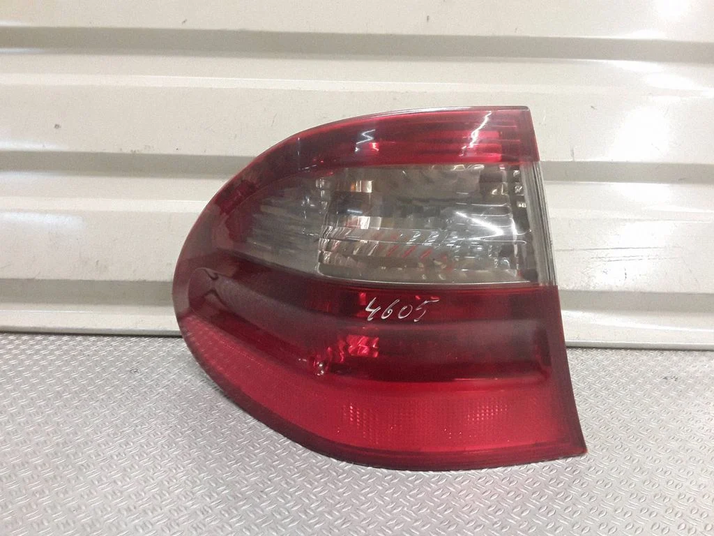 Aizmugurējais lukturis virsbūvē – Mercedes-Benz E klase W211 (2002-2009)