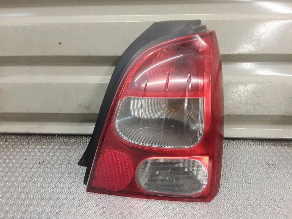 Aizmugurējais lukturis virsbūvē – Renault Twingo II (2007-2014), labā