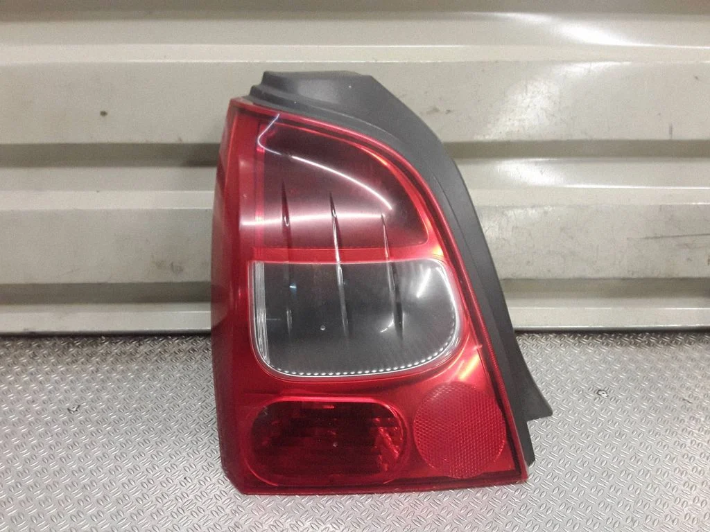 Aizmugurējais lukturis virsbūvē – Renault Twingo II (2007-2014), kreisā