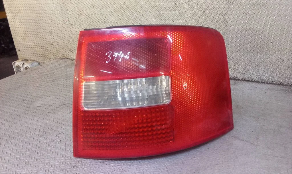 Lampa tylna w błotniku 4B9945096F