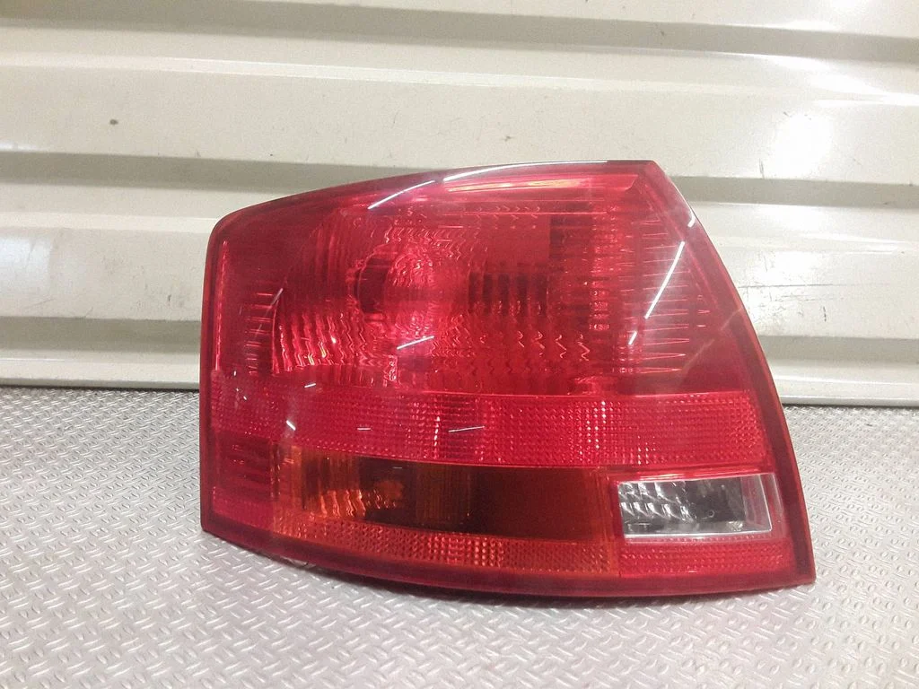 Lampa tylna w błotniku – Audi A4 S4 B7 8E 8H (2005-2008)