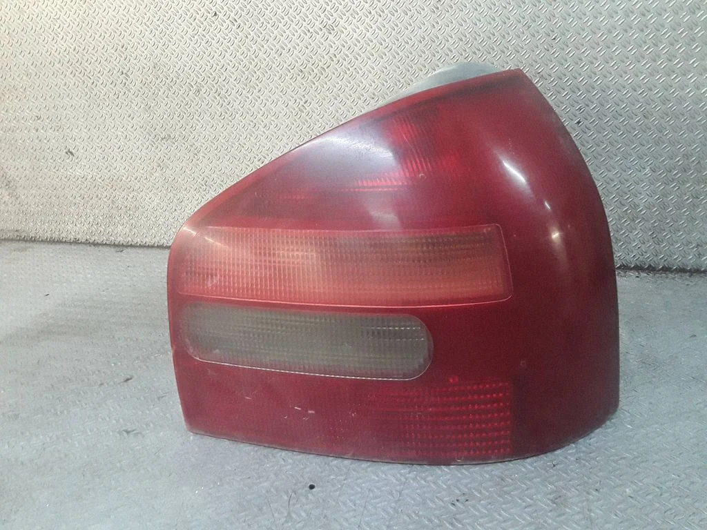 Lampa tylna w błotniku 8L0945096