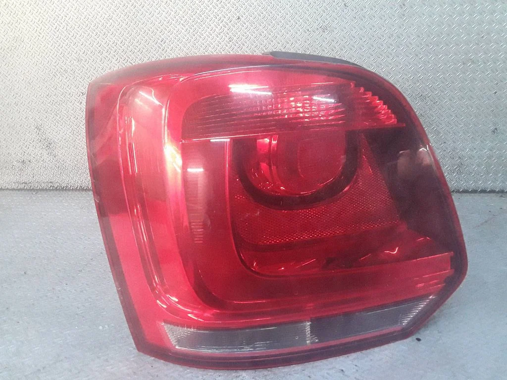 Lampa tylna w błotniku 6R0945095A