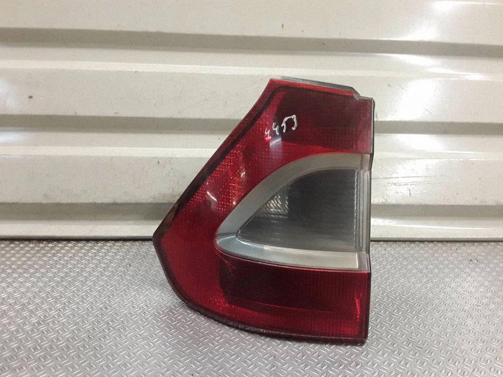 Lampa tylna w błotniku – lewa