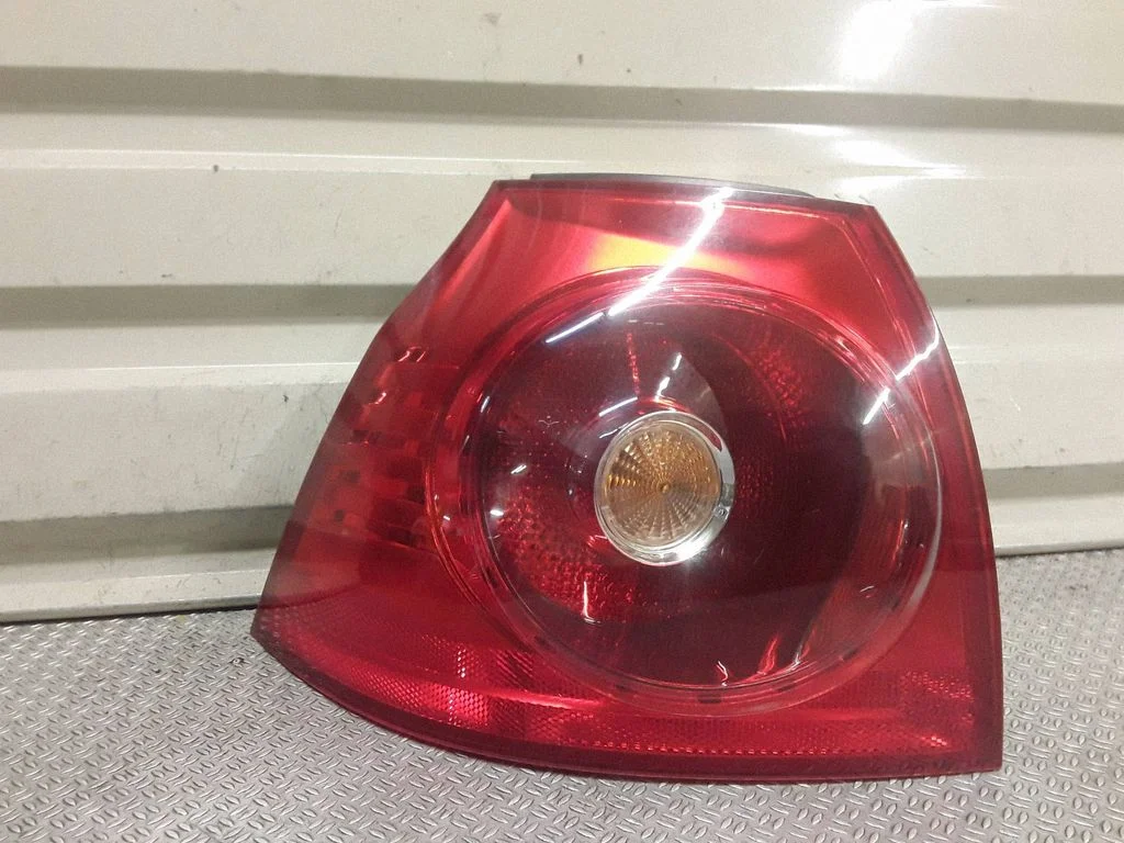 Lampa tylna w błotniku – Volkswagen Golf IV (1998-2005)