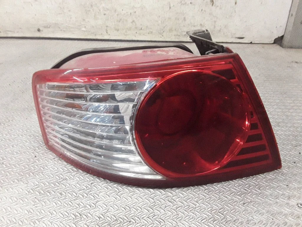 Aizmugurējais lukturis virsbūvē – KIA Opirus (2003-2012), kreisā