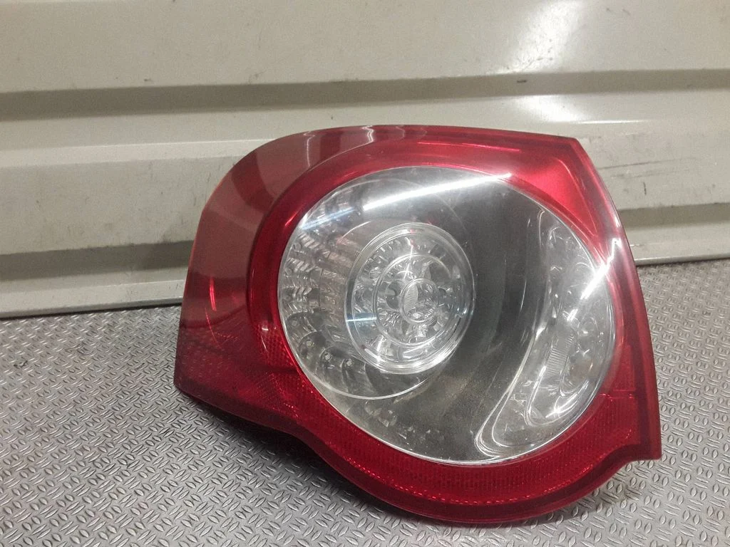 Lampa tylna w błotniku – lewa