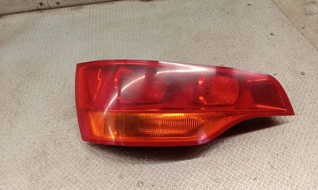 Lampa tylna w błotniku 4L0945093