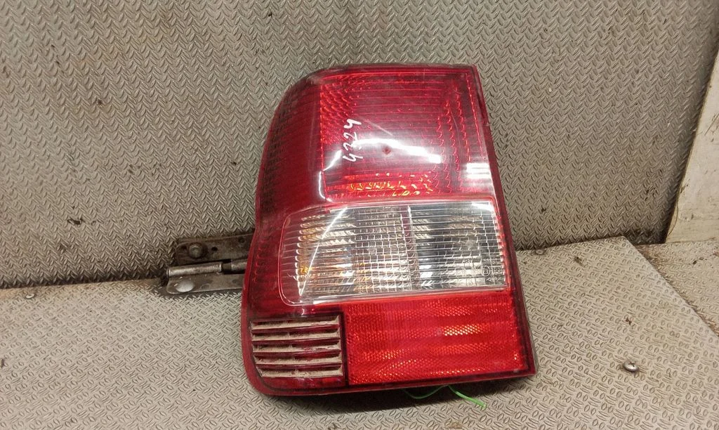Aizmugurējais lukturis virsbūvē – Mitsubishi Pajero Sport I (1996-2008)