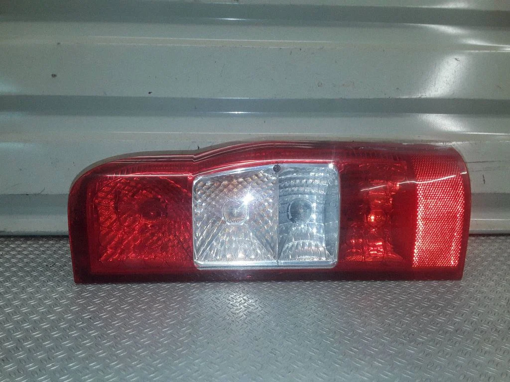 Rear/tail lights – right