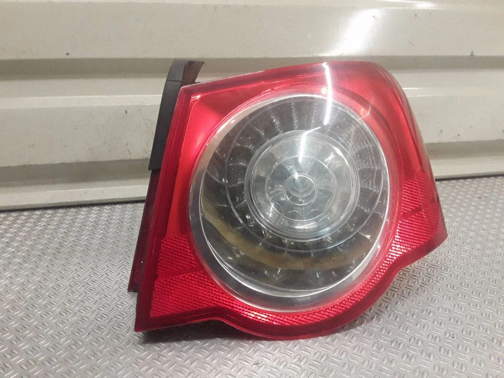 Lampa tylna w błotniku – Volkswagen Passat B5.5 (2001-2005)