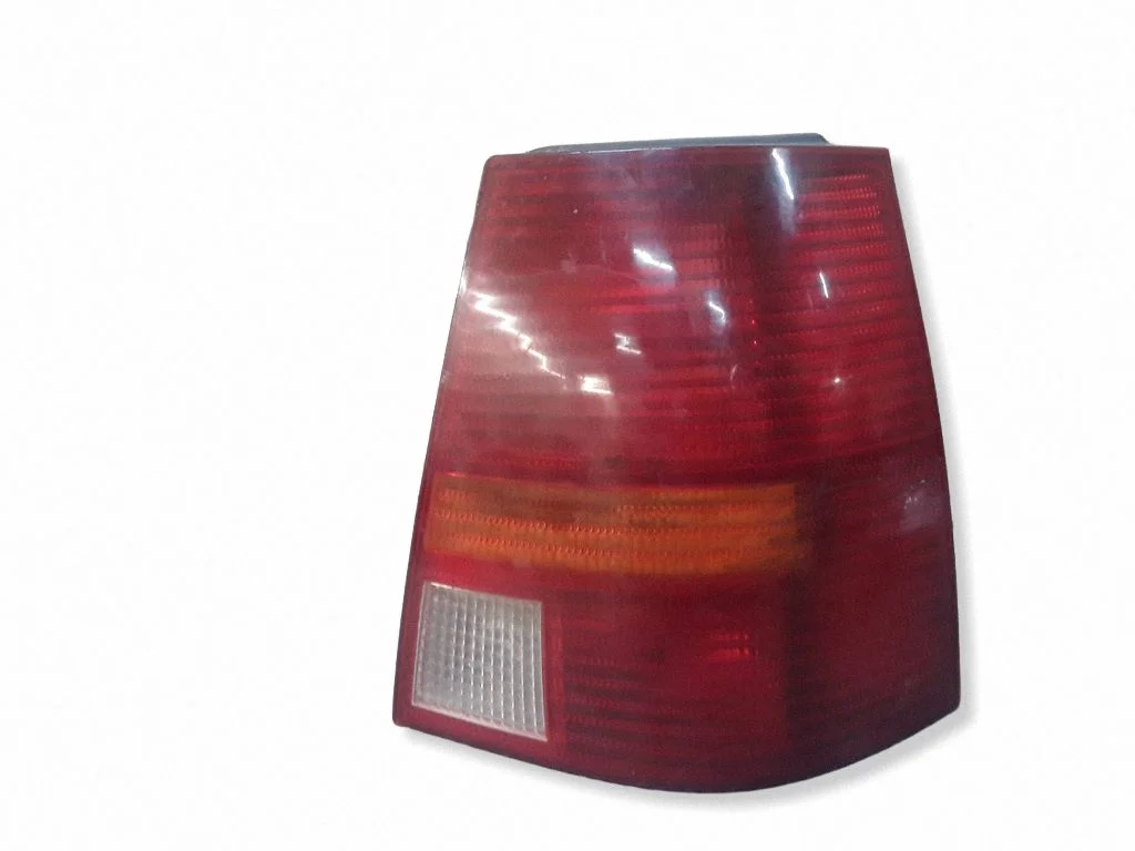 Lampa tylna w błotniku 084411944