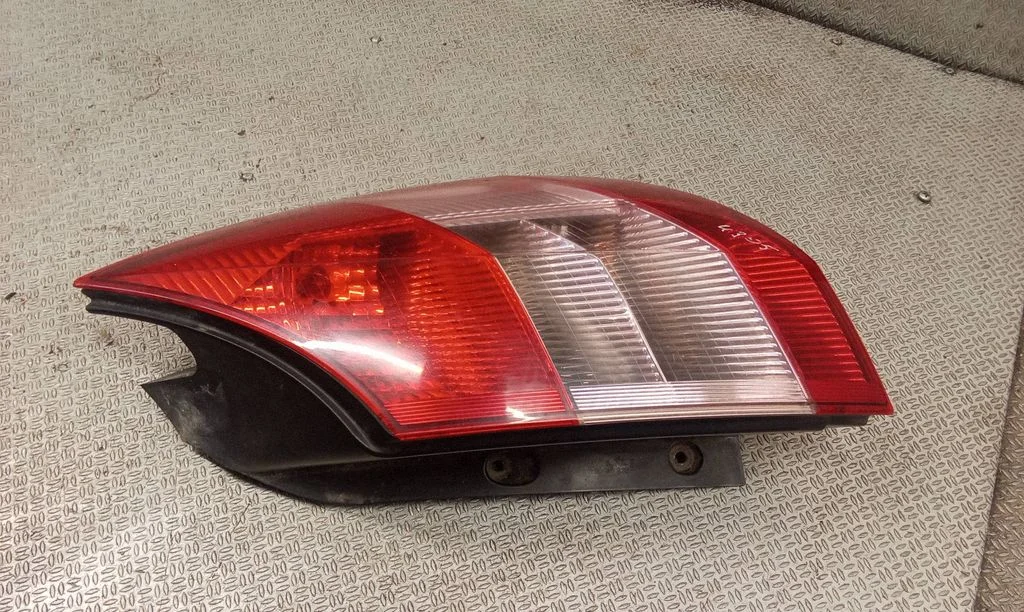 Lampa tylna w błotniku 8200127702
