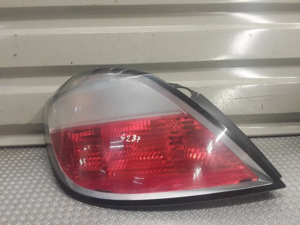 Lampa tylna w błotniku – Opel Astra H (2004-2012)