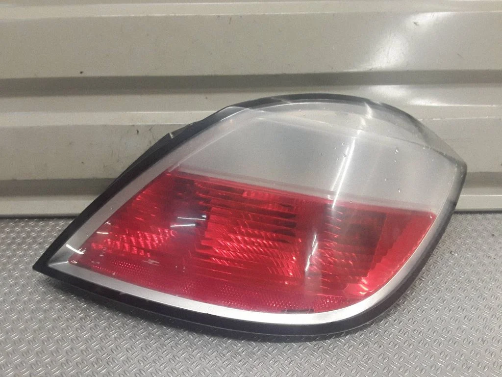 Lampa tylna w błotniku – Opel Astra H (2004-2012)