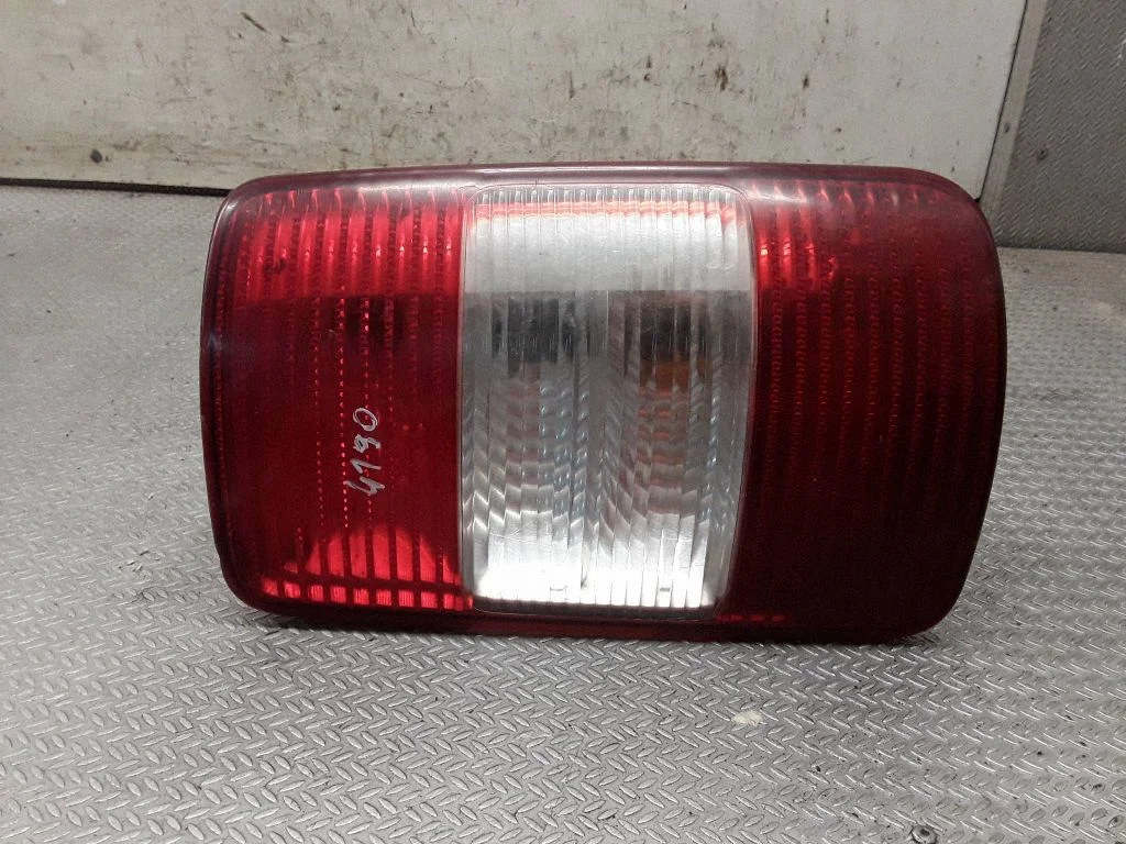 Lampa tylna w błotniku 2K0945112A