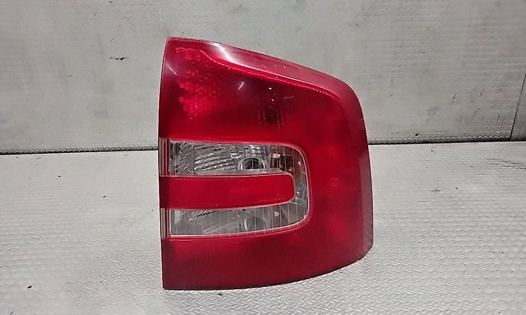 Lampa tylna w błotniku – Skoda Octavia Mk2 (1Z) (2004-2013)