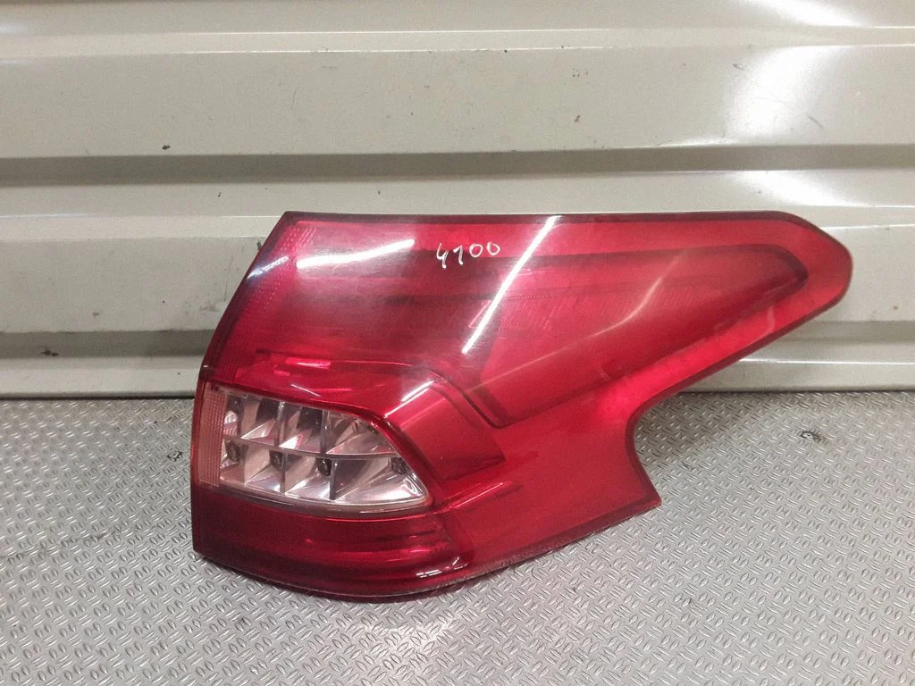 Lampa tylna w błotniku – lewa