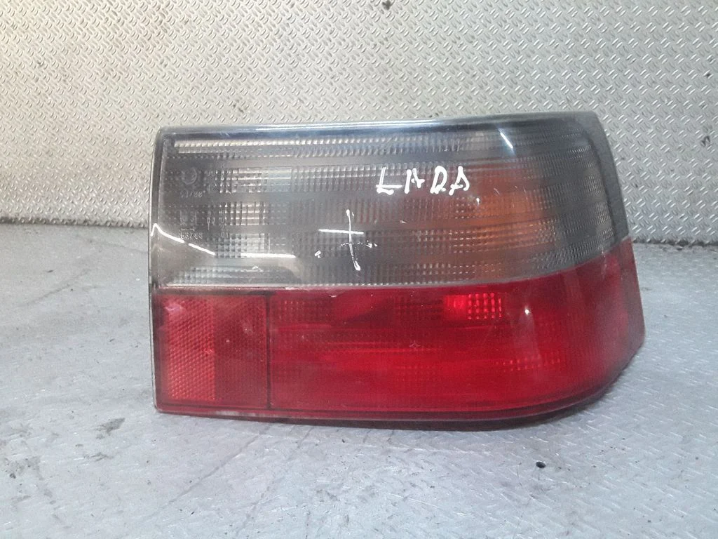 Aizmugurējais lukturis virsbūvē 21103716010 – Lada 2110 (1995-2009)